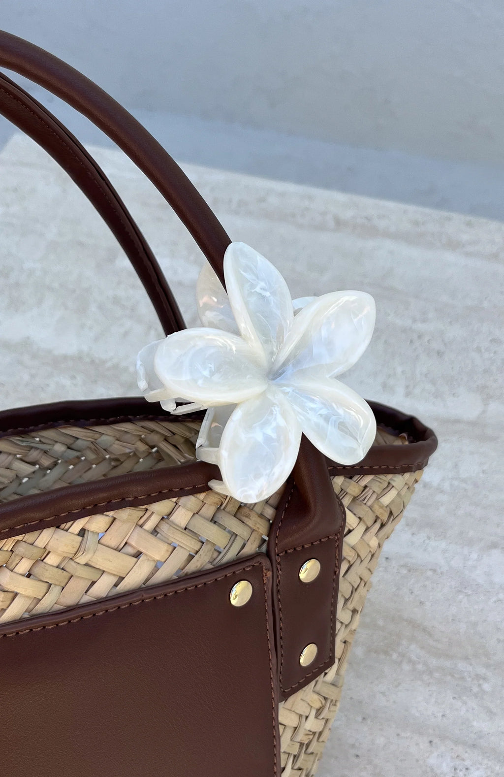 Eyvette Boutique Floral Charm Hair Clip - White Marble