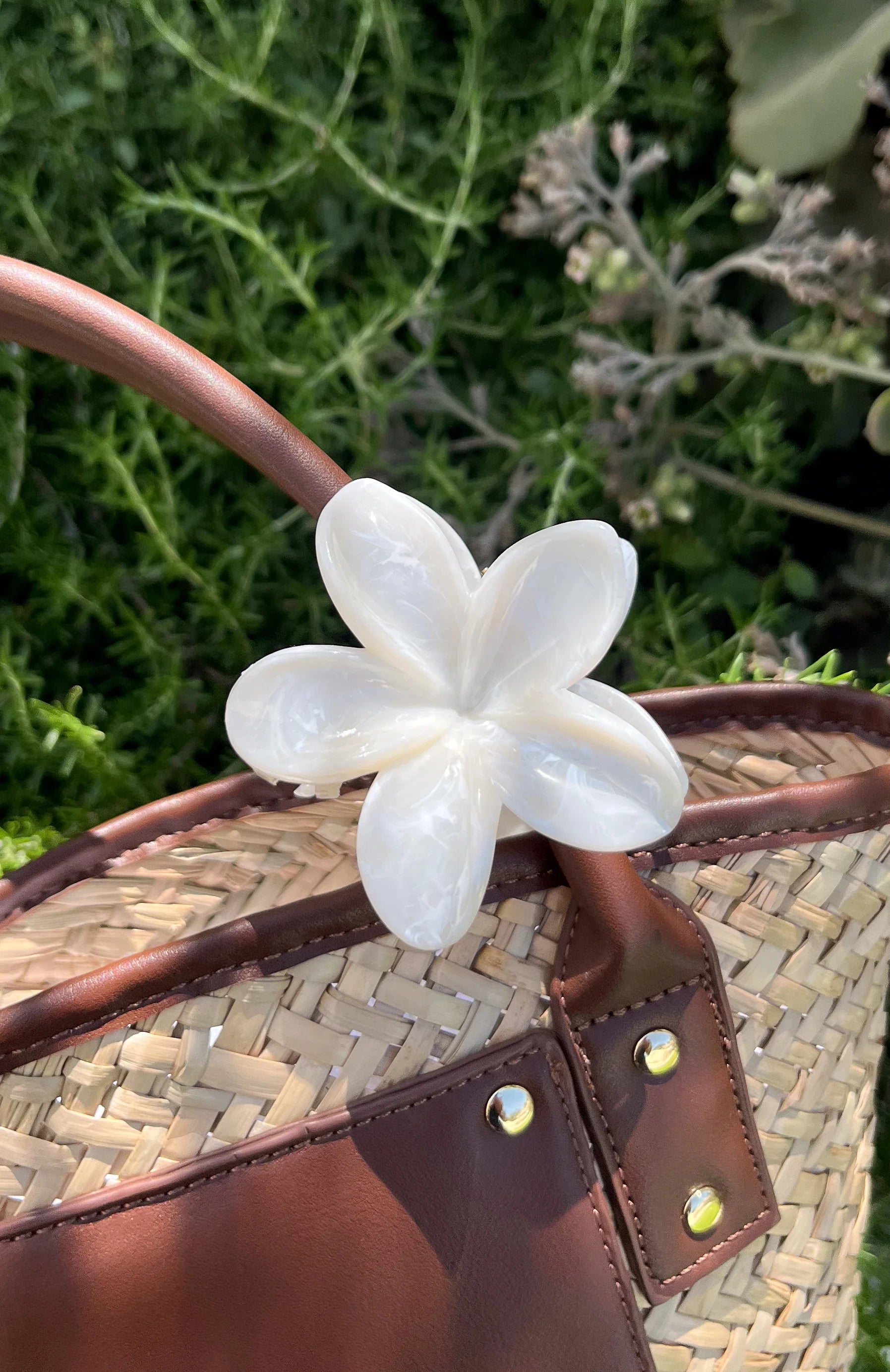 Eyvette Boutique Floral Charm Hair Clip - White Marble